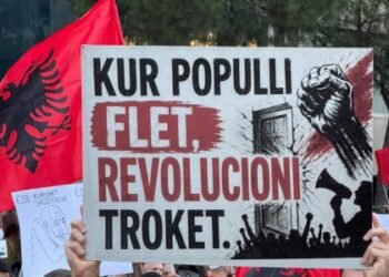 PHOTO/ “When dictatorship is a fact, revolution is a duty!” – The strong messages of citizens through banners: Without change of policy, there is no future!