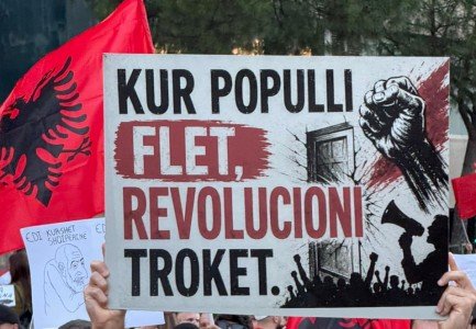 PHOTO/ “When dictatorship is a fact, revolution is a duty!” – The strong messages of citizens through banners: Without change of policy, there is no future!