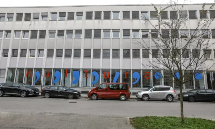 In front of the building of the Ministry of Culture without the rainbow flag
