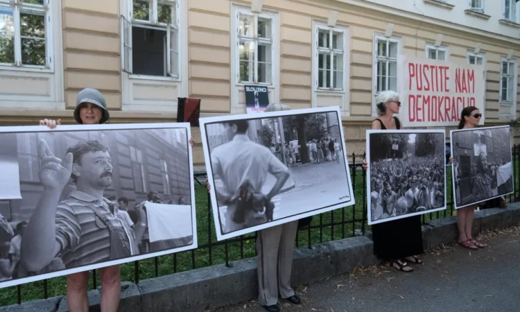 In Glas ljudstva on Roška cesta, an appeal was made to submit signatures for the referendum
