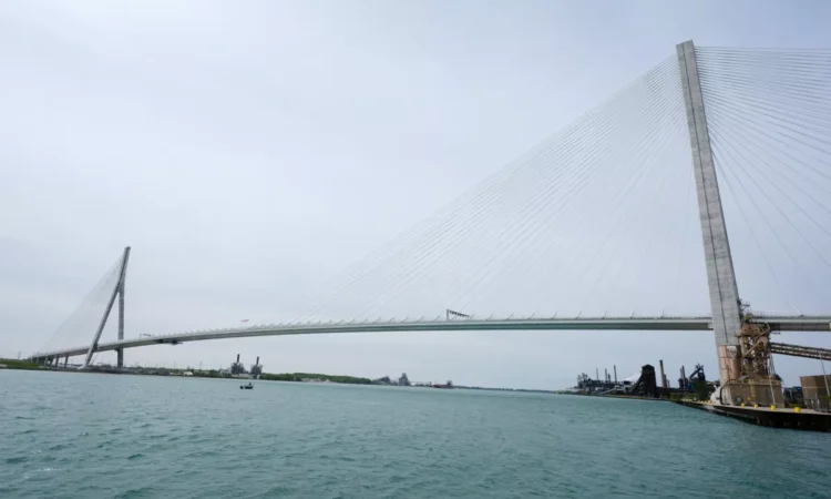 A new bone of contention: Trump threatened Canada over the opening of the bridge, but it ignored him
