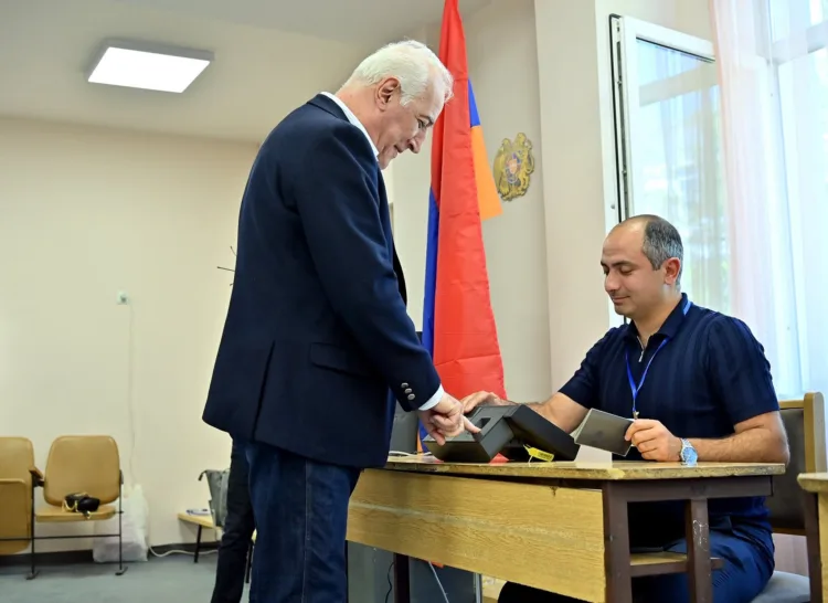President of the Republic of Armenia I voted for the sake of the Republic of Armenia with a peaceful, developing, strong and stable future. President 17:25, June 7