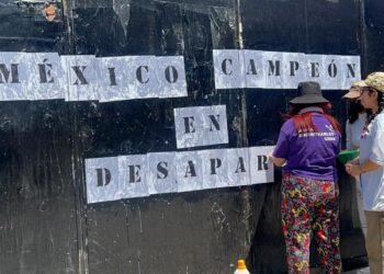 Searching families paste files of missing persons in the vicinity of the Banorte Stadium: “Mexico, champion in disappearance”