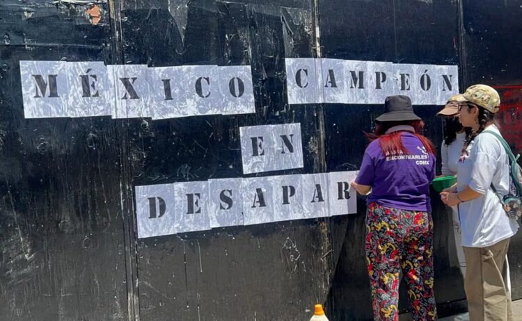 Searching families paste files of missing persons in the vicinity of the Banorte Stadium: “Mexico, champion in disappearance”
