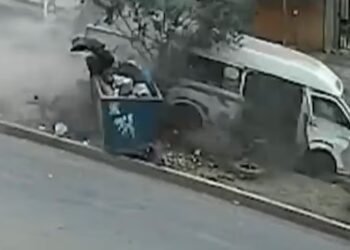 Lurigancho-Chosica: Cameras capture confusion of a van that ended up hitting a container late