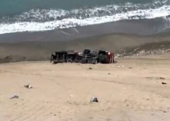 Accident in Pasamayo: trailer falls into a 100-meter abyss after crash on the serpentine near Ancón