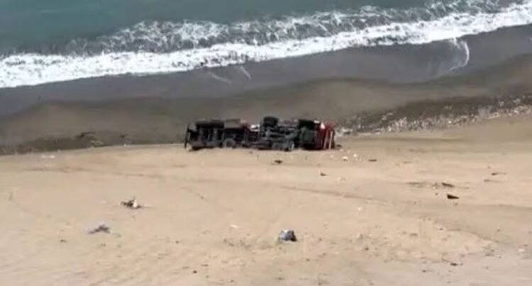 Accident in Pasamayo: trailer falls into a 100-meter abyss after crash on the serpentine near Ancón