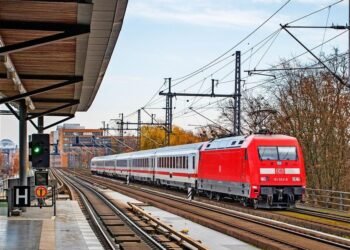 Graffiti-Covered Austrian Trains Returned before Hungarian Debut