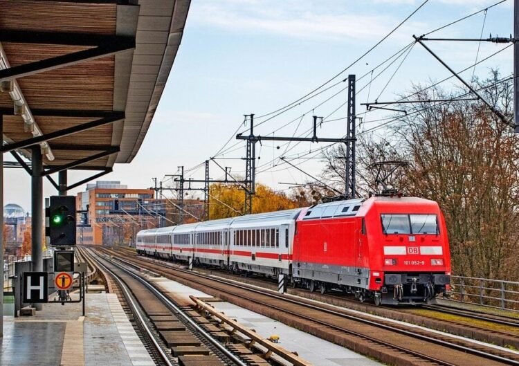 Graffiti-Covered Austrian Trains Returned before Hungarian Debut