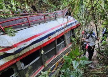 Transport bus “Xoyita” falls to the bottom of a ravine on the route to Los Encuentros in Chichicastenango