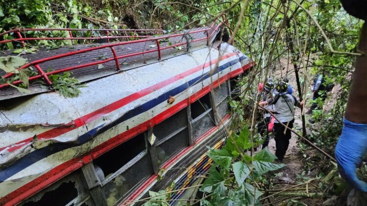 Transport bus “Xoyita” falls to the bottom of a ravine on the route to Los Encuentros in Chichicastenango