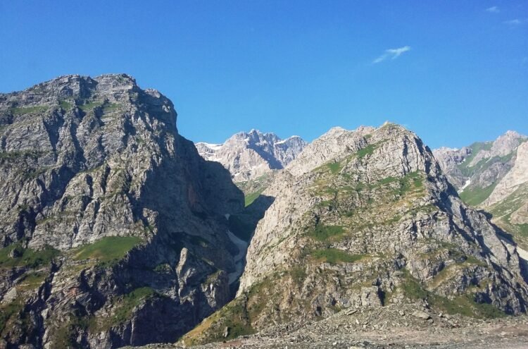 A 73-year-old resident of Ayni died after falling from a mountain