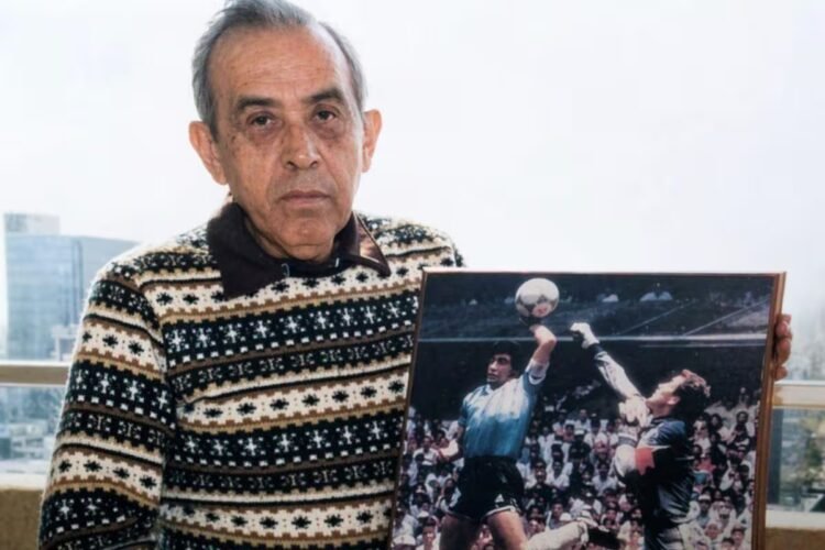 “The Hand of God”: the dog groomer who took an iconic photo and revealed the truth of an unforgettable goal