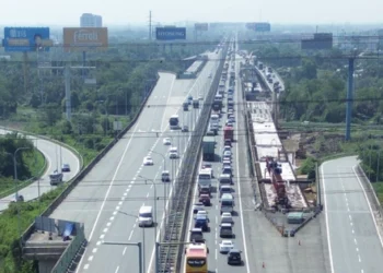 10km gridlock hits southern Vietnamese expressway amid weekend travel rush