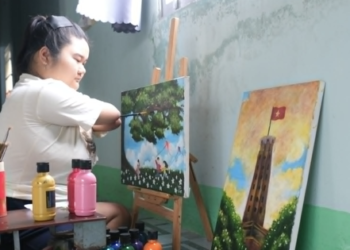Vietnamese teen born without limbs sets sights on artistic career