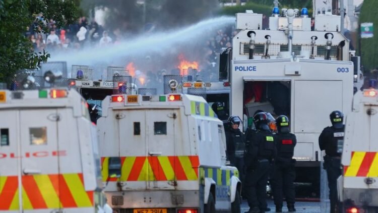 Belfast, Northern Ireland: Police fire water cannon on second night of as anti-immigrant protests