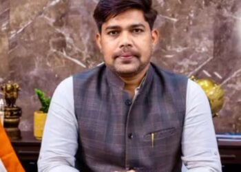 Success Story: One leg affected by polio, he used to sell bangles on the road, today he is an IAS, this story will beat the cinema too.
