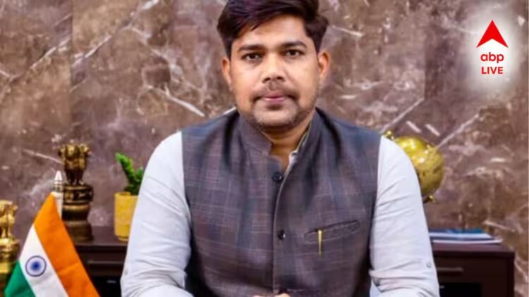 Success Story: One leg affected by polio, he used to sell bangles on the road, today he is an IAS, this story will beat the cinema too.