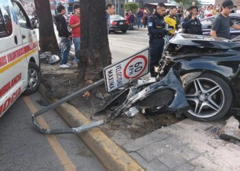 Driver apologizes after accident and is hit with a helmet on public roads
