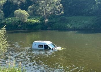 Car lands in river: Woman and dog escape unharmed after car plunges into Sauer near Bollendorf