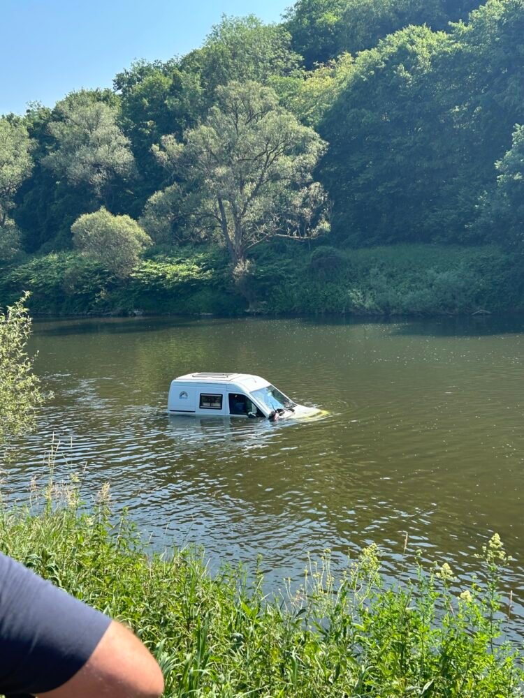 Car lands in river: Woman and dog escape unharmed after car plunges into Sauer near Bollendorf
