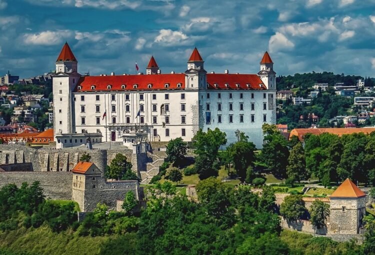 Hungarian Alliance’s Cozy Relationship with Slovak Left-Wing Radicals Alienates Potential Voters
