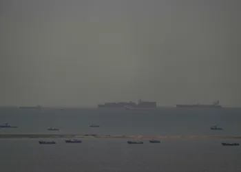 The US says that Iran has hit a ship, the evacuation of ships from Hormuz is stopped
