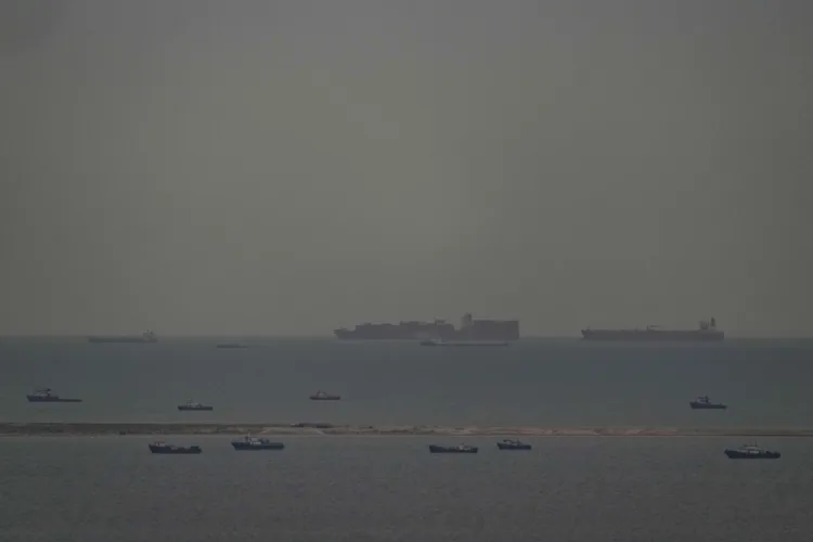 The US says that Iran has hit a ship, the evacuation of ships from Hormuz is stopped