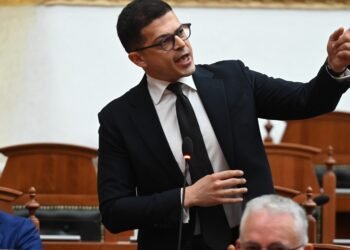 Clash in the Parliament, Pirro Vengu responds to Berisha: The people of Vlonia do not ask you for permission, go and ask about tourism in Zvërnec – Shqip.com