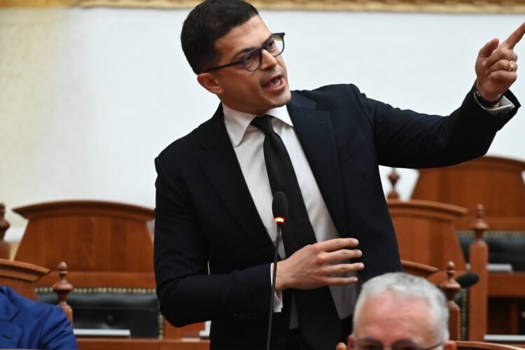 Clash in the Parliament, Pirro Vengu responds to Berisha: The people of Vlonia do not ask you for permission, go and ask about tourism in Zvërnec – Shqip.com