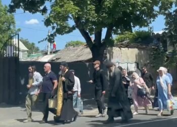 (VIDEO) In Chisinau, believers with icons and holy water appeared on Bucuresti street after the LGBT march