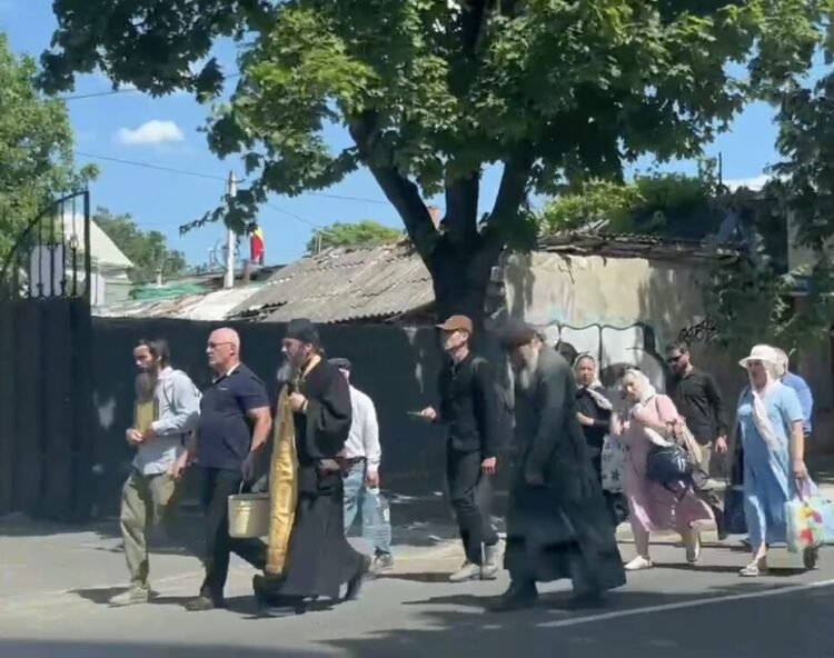 (VIDEO) In Chisinau, believers with icons and holy water appeared on Bucuresti street after the LGBT march