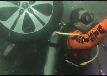 Video: Volunteer firefighters locate vehicle that fell into the Ayarza Lagoon