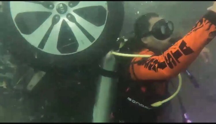 Video: Volunteer firefighters locate vehicle that fell into the Ayarza Lagoon