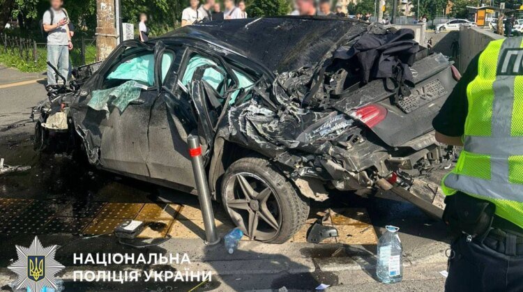 Road accident in Kyiv: Mercedes drove into a pedestrian zone, 4 dead, 3 injured