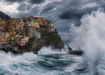 An alarm has been issued for the coasts visited by millions: Waves exceeding 13 meters can be seen