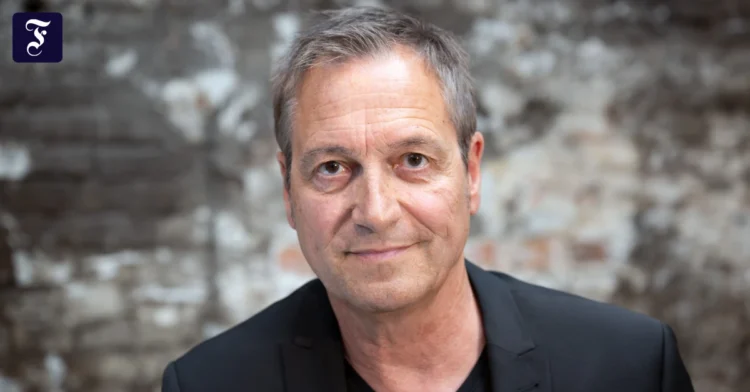 Dieter Nuhr receives Leo Baeck Prize, warning against hatred of Jews