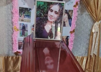 They lay vigil over the remains of Yorleni Alas in Puerto Cortés; soccer team comes to see her off
