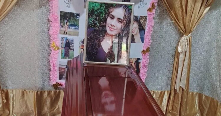 They lay vigil over the remains of Yorleni Alas in Puerto Cortés; soccer team comes to see her off