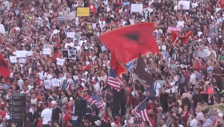 VIDEO/ “Transitional government is needed, the cream of the nation” – Citizen: Rama and Berisha cry for freedom! Let’s protest in front of the headquarters of the old parties, DP and SP!