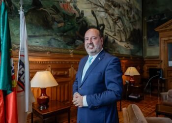 Arrives as a second political force: ambitions to govern Portugal, criticism of the PSD and defense of constitutional revision