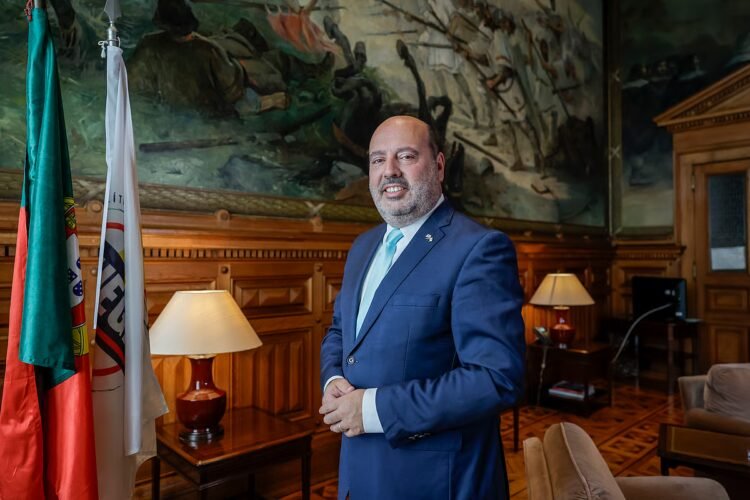 Arrives as a second political force: ambitions to govern Portugal, criticism of the PSD and defense of constitutional revision