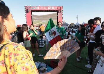 Mexico kicks off World Cup with celebration: 2-0 victory over South Africa in a hot debut with three expulsions