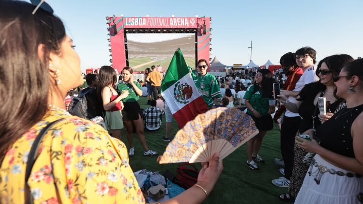 Mexico kicks off World Cup with celebration: 2-0 victory over South Africa in a hot debut with three expulsions