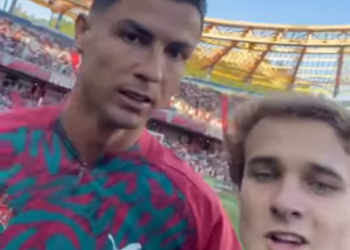 Young man invades the pitch and films the moment he reaches Ronaldo and… receives a reprimand from the team captain