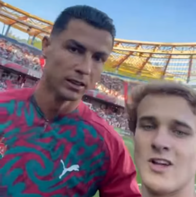 Young man invades the pitch and films the moment he reaches Ronaldo and… receives a reprimand from the team captain