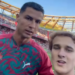 Young man invades the pitch and films the moment he reaches Ronaldo and… receives a reprimand from the team captain