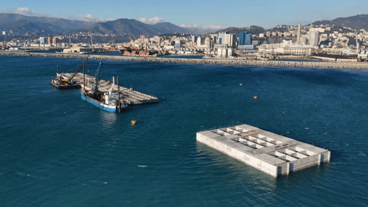 More than 70 concrete blocks are being placed in the Mediterranean: A giant wall will be built