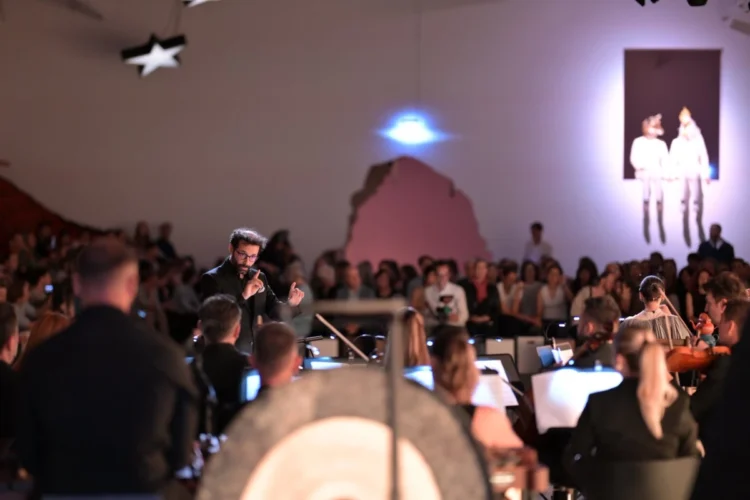 “Syrigana” returns the Kosovo Philharmonic to Berlin and the story of the survival of love