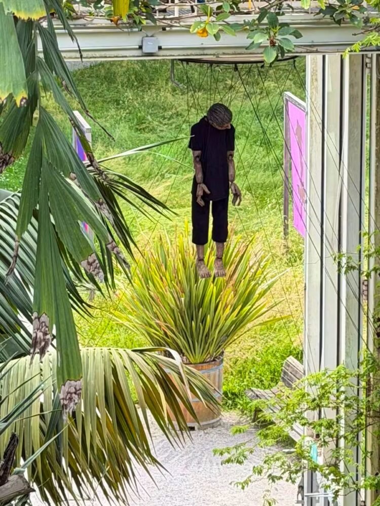 Geneva Botanical Garden: Woman thinks puppet is a corpse